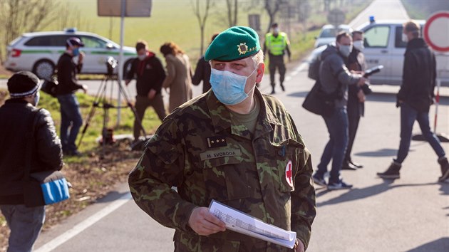 V lokalit Nov Zmky nedaleko Litovle vybudovala v noci vojensk policie mobiln msto pro kontroln odbry potenciln nakaench obyvatel nemoc COVID-19 z uzaven oblasti zahrnujc msto Litovel, Uniov a devatenct dalch obc. (19. bezna 2020)