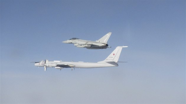 Rusk Tu-142 v doprovodu britsk sthaky Eurofighter