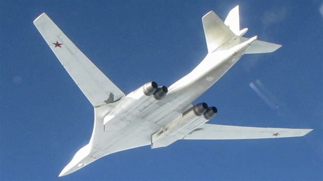 Ruský strategický bombardér Tu-160 na dálkovém letu kolem Evropy