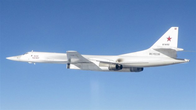 Rusk strategick bombardr Tu-160 na dlkovm letu kolem Evropy