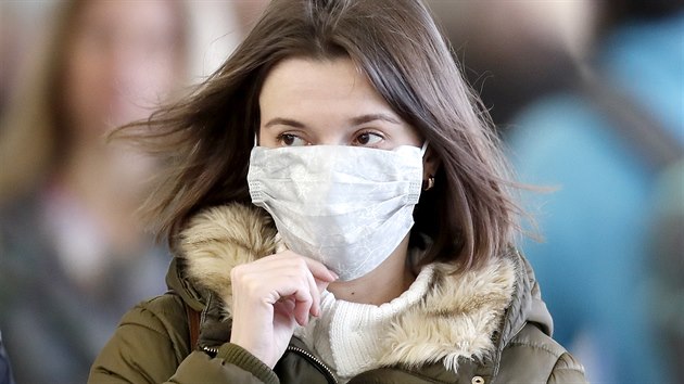 Mlad� �ena v rou�ce proch�z� odletovou halou Leti�t� V�clava Havla v Praze. (10. b�ezna 2020)