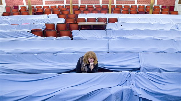 Ředitelka libereckého divadla F. X. Šaldy sedí v uzavřeném hledišti. (10. března 2020)