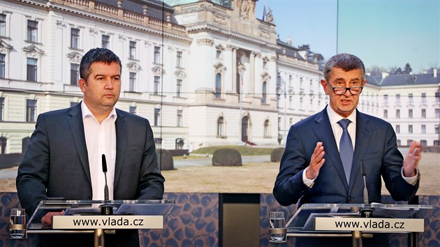 Prvn mstopedseda vldy a ministr vnitra Jan Hamek (vlevo) a premir Andrej Babi pi tiskov konferenci vldy, na kter oznmili vyhlen nouzovho stavu. (12. bezna 2020)