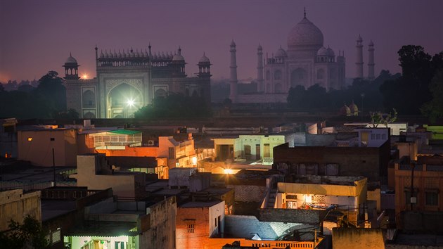Msto Agra a slavn monument Td Mahal, kter symbolizuje nekonenou lsku a vrnost.