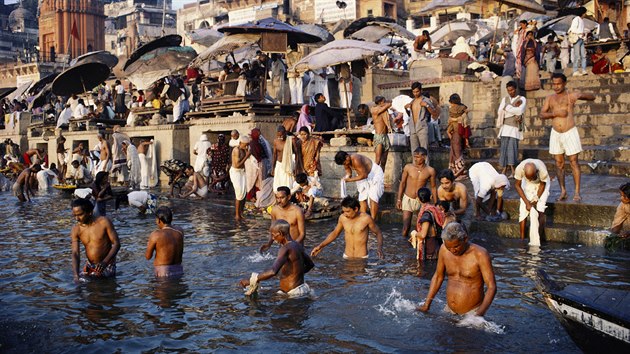 Posvtn eka Ganga je nejen v centru Vrnas stle pln lid, zvat... A je jednou velkou stokou.