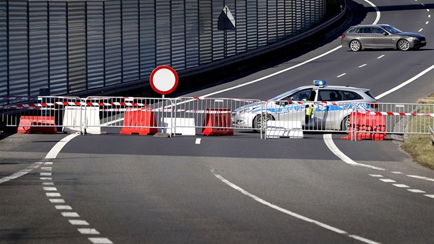 Policist hldkuj u uzavenho esko-polskho hraninho pechodu u Hrdku nad Nisou. (15. bezna 2020)