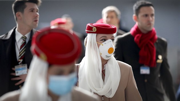 Personál letecké společnosti Emirates na pražském Letišti Václava Havla. (16. března 2020)