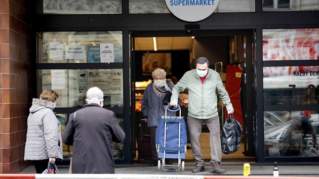 Senioi odchzej z nkupu v supermarketu Albert na Vinohradsk td v Praze. (19. bezna 2020)