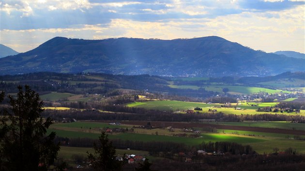 Pohled z Praiv smrem k jihozpadu k Frdlantu nad Ostravic