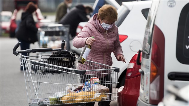 Senioi odchzej pi nakupovn v supermarketu v Nymburce. (19. bezna 2020)