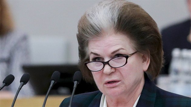 Ruští poslanci schválili návrh poslankyně a bývalé kosmonautky Valentiny Těreškovové (uprostřed) na zrušení zákazu opakovaných kandidatur do funkce ruského prezidenta. Otevřela tím možnost současnému prezidentovi Vladimiru Putinovi opět kandidovat. (10. března 2020)