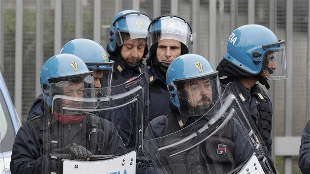 Italští policisté před branami vězení, kde vězni uspořádali protest po oznámení dalších opatření proti koronaviru. (9. března 2020)