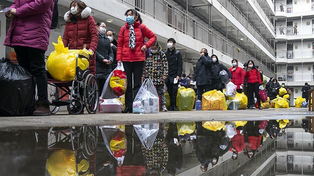 Vylen lid opout zdravotnick centrum po trnctidenn karantn ve Wu-chanu, kde propukla nkaza koronavirem. (10. bezna 2020)