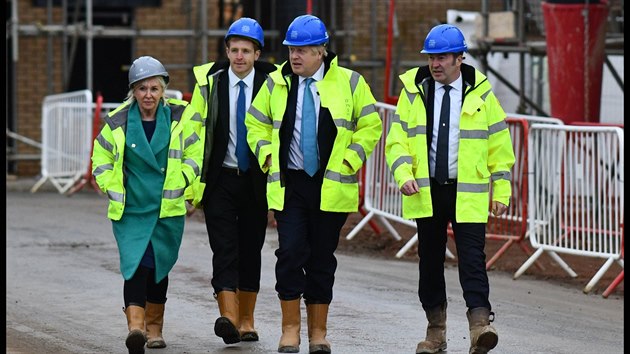 Nmstkyn ministra zdravotnictv Nadine Dorriesov (vlevo) je prvn britskou poslankyn s pozitivnmi testy na koronavirus. Pohybovala se i v blzkosti britskho premira Borise Johnsona (uprosted). (21. listopadu 2019)