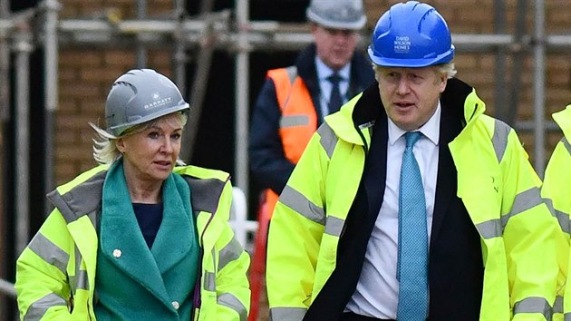 Nmstkyn ministra zdravotnictv Nadine Dorriesov je prvn britskou poslankyn s pozitivnmi testy na koronavirus. Pohybovala se i v blzkosti britskho premira Borise Johnsona (vpravo). (21. listopadu 2019)