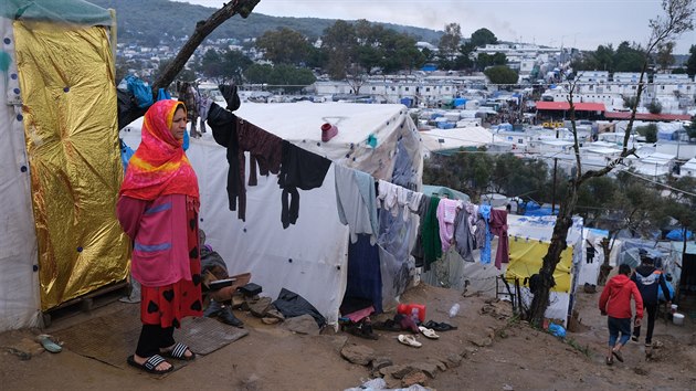 Uprchlice stoj u peplnnho uprchlickho tbora Moria na eckm ostrov Lesbos. (11. bezna 2020)