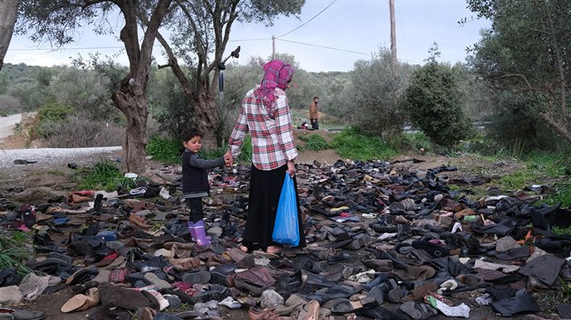 Migranti ped peplnnm uprchlickm tborem Moria na eckm ostrov Lesbos (11. bezna 2020)