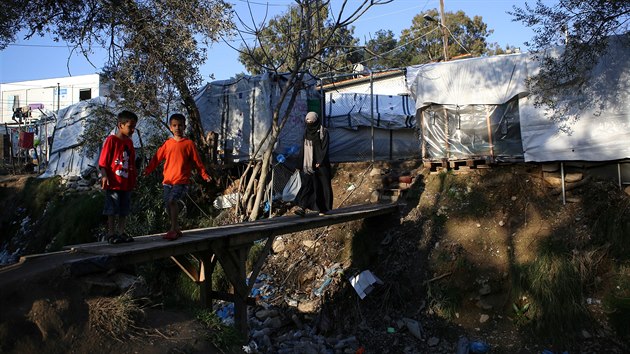 Migranti u přeplněného uprchlického tábora na řeckém ostrově Lesbos (11. března 2020)
