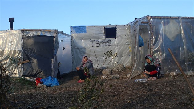 Migranti sed u peplnnho uprchlickho tbora na eckm ostrov Lesbos. (11. bezna 2020)