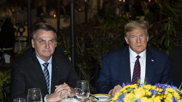 Brazilsk prezident Jair Bolsonaro na veei s americkm prezidentem Donaldem Trumpem na Florid. Mluv brazilskho prezidenta ml pozitivn testy na koronavirus. (7. bezna 2020)