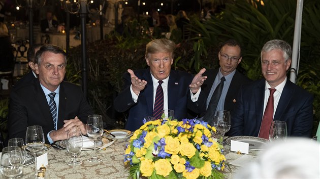 Brazilsk prezident Jair Bolsonaro (vlevo) na veei s americkm prezidentem Donaldem Trumpem na Florid. Mluv brazilskho prezidenta ml pozitivn testy na koronavirus. (7. bezna 2020)