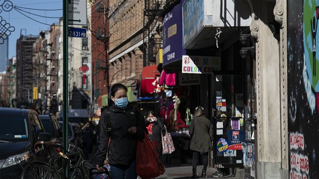 Lid nos rouky v nsk tvrti v New Yorku. Americk prezident Donald Trump kvli epidemii koronaviru vyhlsil stav nouze. (15. bezna 2020)