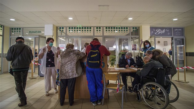Maai se hls na rychl testy na koronavirus v nemocnici v Budapeti. Kvli epidemii Maarsko vyhlsilo stav nouze. (16. bezna 2020)
