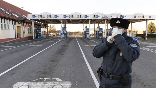 Maďarský policista na hranicích s Ukrajinou. Maďarsko kvůli šíření nového typu koronaviru uzavře hranice všem cestujícím s cizím občanstvím. (16. března 2020)