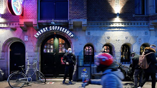 Zaven coffee shop ve tvrti ervench luceren. Nizozemsko uzavelo restaurace, kavrny, sex kluby, fitness centra a koly kvli obavm z en koronaviru. (15. bezna 2020)