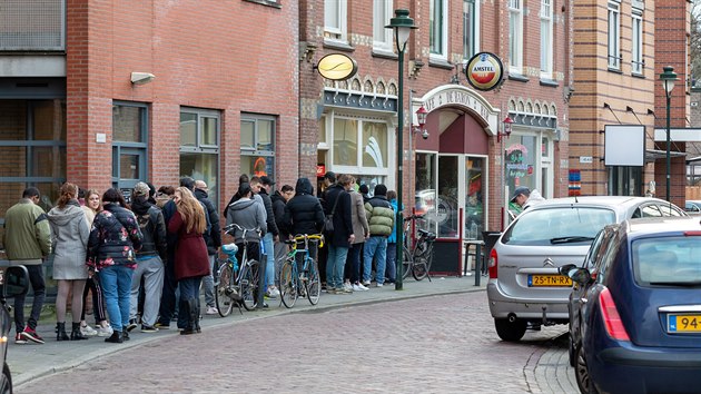 Nizozemci se shromdili ped coffee shopem, aby si nakoupili zsoby marihuany. (15. bezna 2020)
