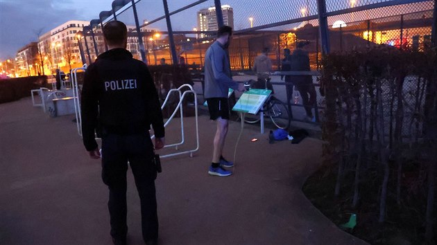 Frankfurtsk policie uzavr park, kde se lid shromaovali navzdory zkazu veejnho shromaovn kvli obavm ze en koronaviru. (18. bezna 2020)