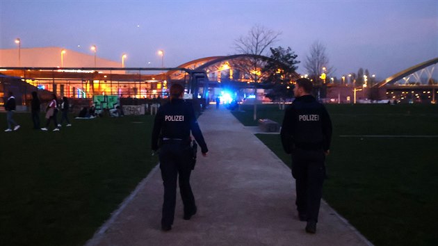 Frankfurtsk policie uzavr park, kde se lid shromaovali navzdory zkazu veejnho shromaovn kvli obavm ze en koronaviru. (18. bezna 2020)