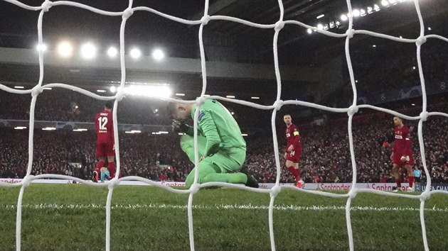 VMLUVN POHLED. Brank fotbalovho Liverpool Adrin lituje chyby, po kter v osmifinle Ligy mistr inkasoval gl od Atltika Madrid.