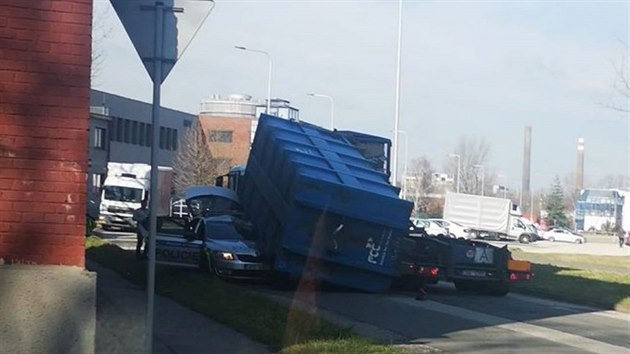 tytunov kontejner spadl pmo na policejn automobil. (10. bezna 2020)