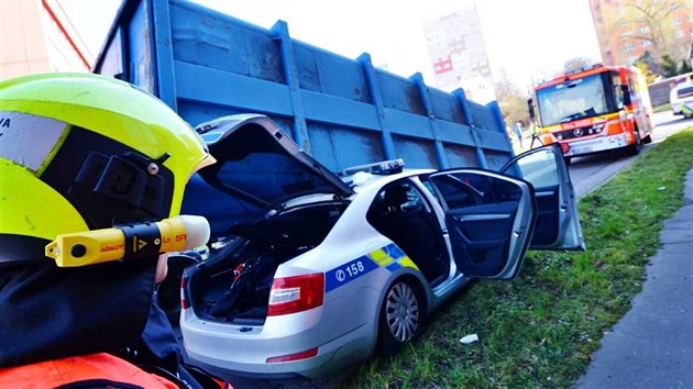 tytunov kontejner policejn vz sten zdemoloval. (10. bezna 2020)