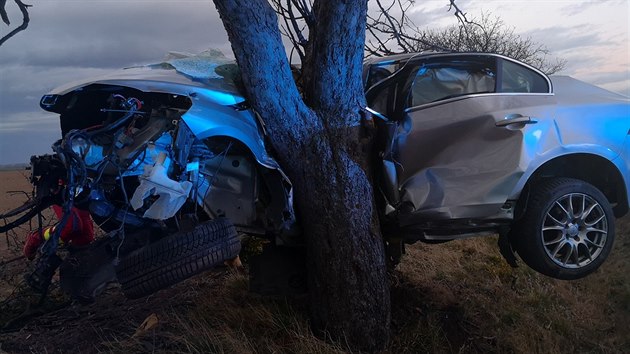 Volvo zůstalo ve vzduchu naražené na stromě, řidič neměl šanci na přežití. (12. března 2020)