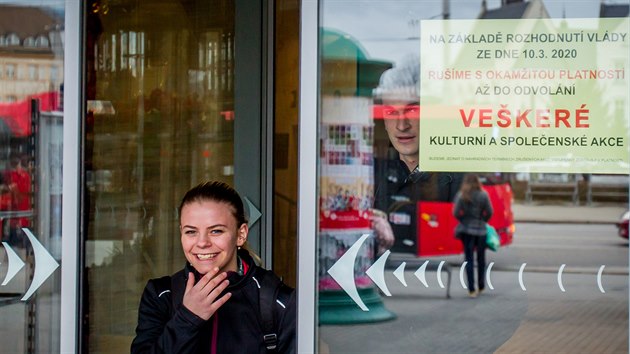 Na vstupu do DK Metropol v eskch Budjovicch vis upozornn o ruen vekerch akc.