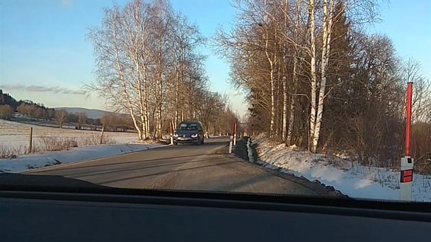 sek od rakouskch hranic k Pedn Zvonkov je opraven. Jsou na nm vhybny pro auta, protoe silnice je zk.