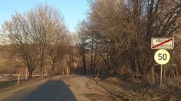 Mezi Pedn Zvonkovou a Bli Lhotou je silnice neopraven a pln dr.