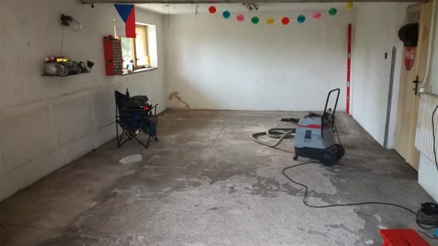 Pvodn betonovou podlahu se majitel rozhodli nahradit praktitjmi kachlikami.