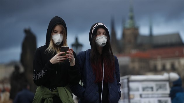 Kvůli opatřením proti šíření koronaviru i deštivému počasí viditelně ubylo turistů v ulicích Prahy. Karlův most (12. března 2020)