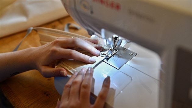 Dobrovoln�ci �ij� zdarma rou�ky pro pot�ebn� z darovan�ch materi�l� v budov� divadla Husa na prov�zku v Brn�. (16. b�ezna 2020)