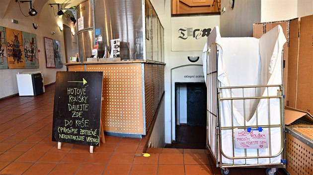 Dobrovoln�ci �ij� zdarma rou�ky pro pot�ebn� z darovan�ch materi�l� v budov� divadla Husa na prov�zku v Brn�. (16. b�ezna 2020)