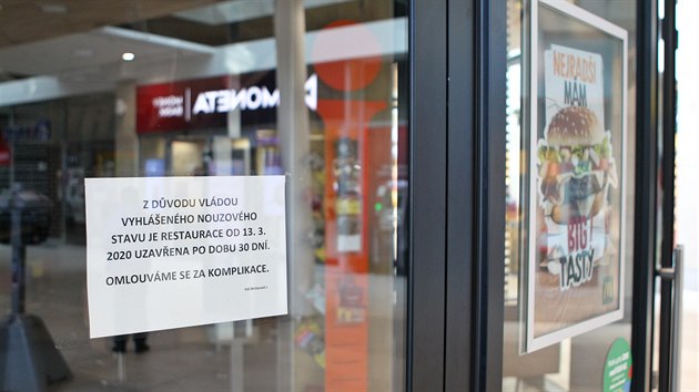 Kvůli rozhodnutí vlády uzavřelo restaurace a obchody s výjimkou potravin, drogerie a lékáren i olomoucké obchodní centrum Šantovka. (14. března 2020)
