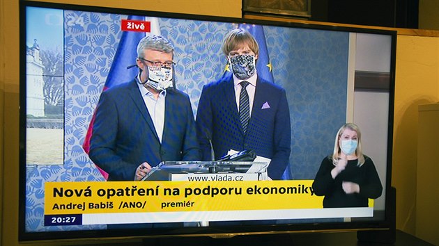 Ministr prmyslu a obchodu a ministr dopravy Karel Havlek (vlevo) a ministr zdravotnictv Adam Vojtch 19. bezna 2020 po jednn vldy v Praze vystoupili na tiskov konferenci formou videokonference.