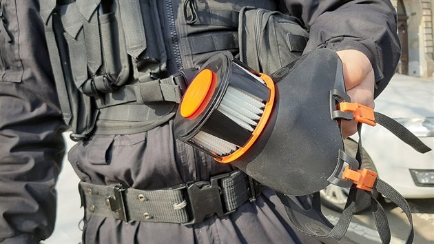 Brněnští strážníci při jednání s rizikovými lidmi používají respirátory.