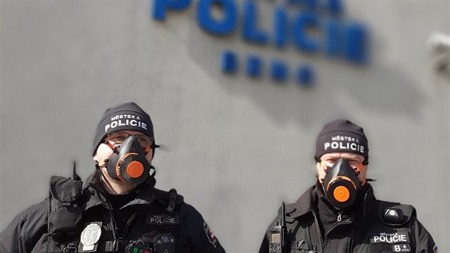 Brněnští strážníci při jednání s rizikovými lidmi používají respirátory.