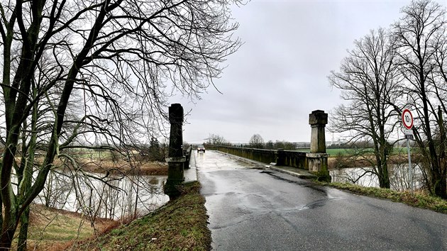 Most mezi Řečany a Kladruby nad Labem je vyžilý. Jeho nástupce už existuje na papíře, v seznamu potřebných oprav jej ale předstihl most v Přelouči.