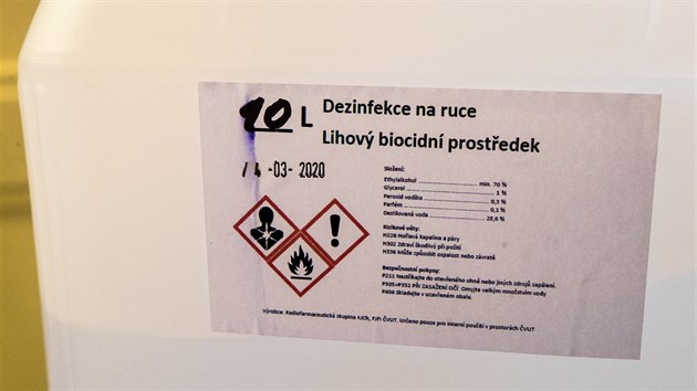 VUT v Praze vyrb stovky litr desinfeknch prostedk jak pro vlastn potebu, tak i pro poteby ostatnch instituc. (16. bezna 2020)