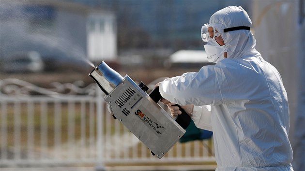 Muž v ochranném obleku provádí dezinfekci prostoru v rámci ochrany před novým typem koronaviru, Jižní Korea. (11. března 2020)